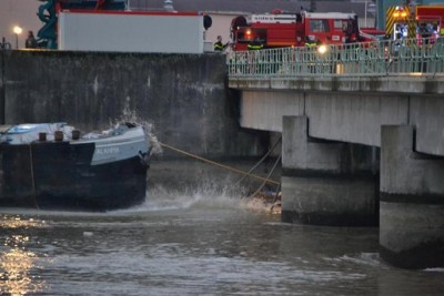 17-h-20-la-peniche-est-enfin-extraite-de-la-vanne-on-voit-clairement-sur-la-photo-que-des-debris-t.jpg (43.1 Kio) Vu 7843 fois 17-h-20-la-peniche-est-enfin-extraite-de-la-vanne-on-voit-clairement-sur-la-photo-que-des-debris-t.jpg