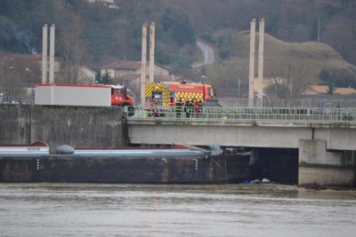 16-h-30-le-pousseur-commence-sa-manoeuvre-de-degagement-du-bateau-qui-s-est-enfonce-de-plusieurs-met.jpg