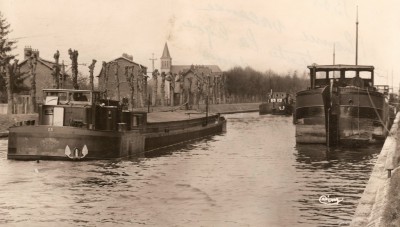 Longueil-Annel (Oise) - Le canal et avenue des Tilleuls (vagus).jpg