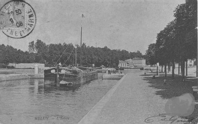 Péniche dans l'écluse de Melun.jpg