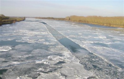 samedi-a-gigny-sur-saone-entre-tournus-et-chalon-de-chaque-cote-du-chenal-des-plaques-de-glace.jpg