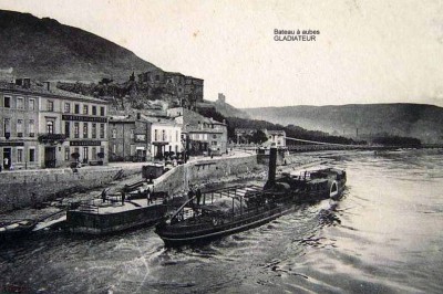 Bateau à passagers Gladiateur à Tournon.jpg