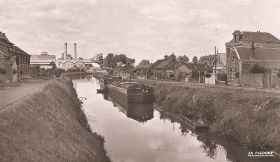 Ham (Somme) - Le canal et la sucrerie d'Eppeville (a).jpg