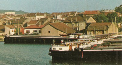 Dombasle - Vue sur la Cité - Le port et ses péniches (b) (red).jpg