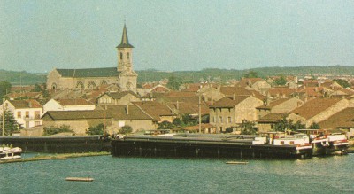 SOLVAY 92 (LEP) (nez à gauche) - Dombasle - Vue sur la Cité - Le port et ses péniches (dét) (red).jpg