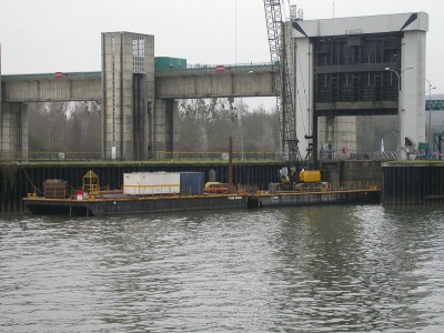 Ponton grue BAKO 1 et ponton BAKO 2.JPG