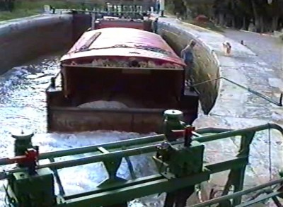 04 arrière dans une écluse.jpg (92.46 Kio) Vu 4085 fois 04 arrière dans une écluse.jpg