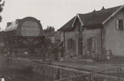 St MICHEL - juillet 1951 - chargement à l'écluse de Bavilliers d'un stator de 100 tonnes (a) (red).jpg