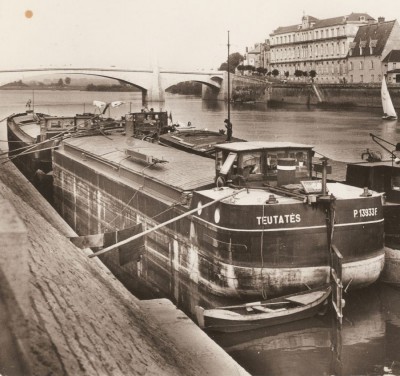 Chalon-sur-Saône (S.-et-L.) - Quai de la Saône - TEUTATES (red).jpg