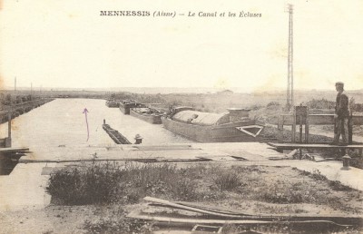 Mennessis (Aisne) - Le canal et les écluses.jpg