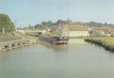 Rogny (Yonne) - Les bords du canal (b) (red).jpg