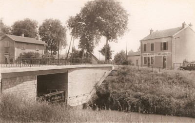 Maxilly-sur-Saône (Côte-d'Or) - Le pont du canal (1) (red).jpg