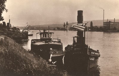 Huningue - Bateaux sur le Rhin (1) (red).jpg