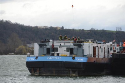 un-marinier-a-ete-blesse-alors-qu-il-travaillait-sur-une-peniche-photo-dl-herve-coste.jpg (37.16 Kio) Vu 2812 fois un-marinier-a-ete-blesse-alors-qu-il-travaillait-sur-une-peniche-photo-dl-herve-coste.jpg