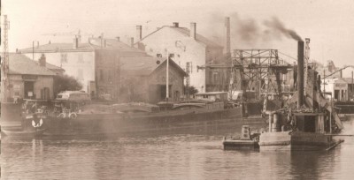 Roanne (Loire) - Le canal (2) (red).jpg (49.31 Kio) Vu 2999 fois Roanne (Loire) - Le canal (2) (red).jpg