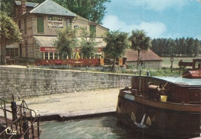 Amilly (Loiret) - Hôtel-restaurant de l'écluse (1) (red).jpg