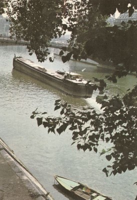 Paris - Péniche sur la Seine (1) (red).jpg