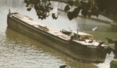 Paris - Péniche sur la Seine (2) (red).jpg