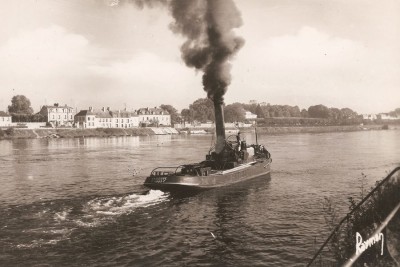 Ablon (S.-et-O.) - Remorqueur sur la Seine (1) (red).jpg