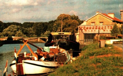 Attigny - Canal des Ardennes - La détente (red).jpg