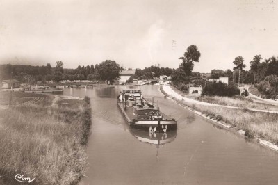 Marseilles-les-Aubigny (Cher) - La piscine (1) (red).jpg