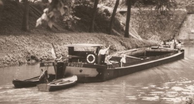 Environs de Chessy (S.-et-M.) - Une péniche entre dans le canal souterrain de Chalifert (red).jpg