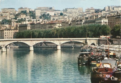 Lyon (69 Rhône) - La Saône et ses péniches - Pont du Change (1) (red).jpg (145.43 Kio) Vu 3096 fois Lyon (69 Rhône) - La Saône et ses péniches - Pont du Change (1) (red).jpg