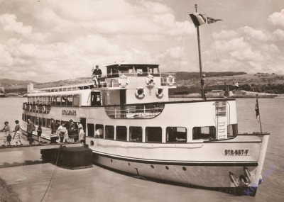 Huningue (Haut-Rhin) - Au bord du Rhin. Arrivée du bateau touristique de Strasbourg (red).jpg