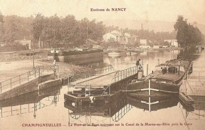 Champigneulles___Le_port_et_le_pont_tournant_sur_le_canal_de_la_Marne_au_Rhin_pres_la_gare (Copier).jpg