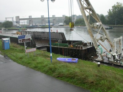 Dépose du 1er troçon dans le dock.JPG