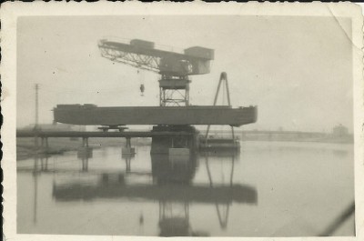 001 Mise à l'eau d'un bateau en janvier 1951.jpg