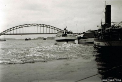 2-ms-prins-Bernhard-van-de-NSR-schroefsturend-te-Nijmegen.jpg (131.17 Kio) Vu 1378 fois 2-ms-prins-Bernhard-van-de-NSR-schroefsturend-te-Nijmegen.jpg