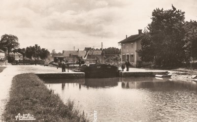 Ouzouer-sur-Trézée (Loiret) - L'écluse (1) (Copier).jpg