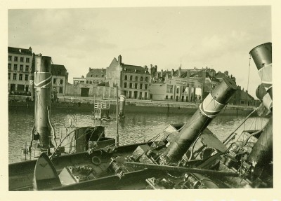 Mazarin (nur Schornstein sichtbar), Louvois, Vergennes und andere Rheinschlepper (+) in Dunkerque #2 (DR, Coll. vM).jpg