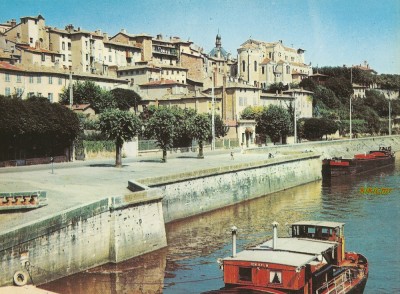 Trévoux (Ain) - Les quais de la Saône et la ville (1) (Copier).jpg