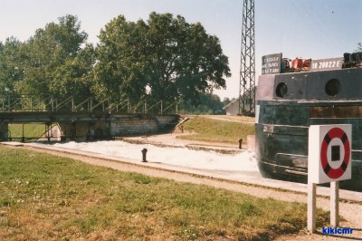 Bretenières (Côte-d'Or) - Une péniche dans le sas (4) (Copier).jpg