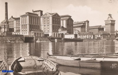 Corbeil (S.-et-O.) - Les grands moulins vus de la Seine (1) (Copier).jpg