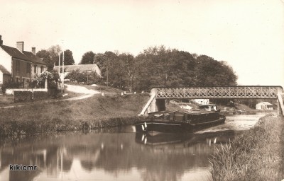 Beaulieu (Loiret) - Le pont du canal (1) (Copier).jpg