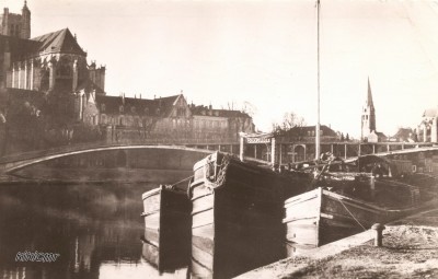 Auxerre (Yonne) - Le port - La passerelle - La cathédrale (1) (Copier).jpg