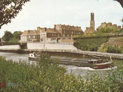 Bouchain (Nord) - Le canal et l'église.jpg