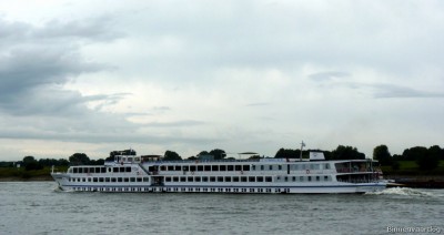 Statendam-4-27-08-2015-Lobith.jpg (103.79 Kio) Vu 1970 fois Statendam-4-27-08-2015-Lobith.jpg