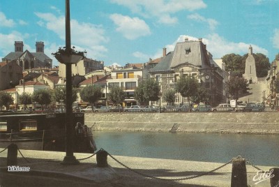 Verdun (Meuse) - La Meuse, le quai de Londres et, à droite, le monument de la Victoire (1) (Copier).jpg