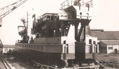 5 - CNR 2 - Arles 4 octobre 1951 - construction de la drague d'entretien pour Donzère (Copier).jpg