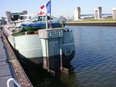 Yacht-1-05-11-2005.jpg