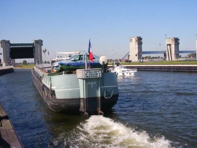 Yacht-2-05-11-2005.jpg