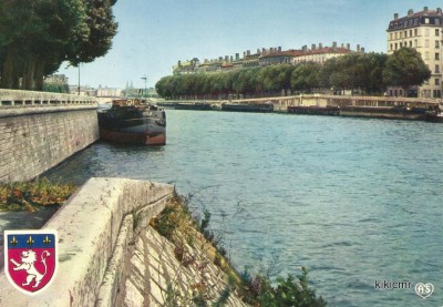 Lyon (Rhône) - Sur la Saône en aval du pont Bonaparte, au fond, les tours de l'église Saint-Nizier (1) (Copier).jpg