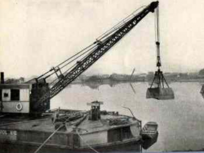 Ponton grue ARCHIMEDE (Morillon Corvol).PNG