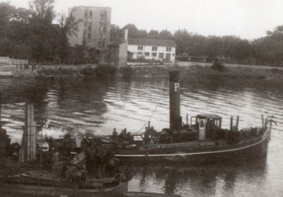 Remorqueur der La Pénichienne in Colombes, wohl 1940, Ausschnitt (DR, Coll. vM) - resized.jpg