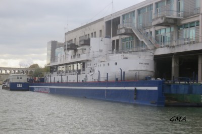 Ile de France-dock fluvial-paris.JPG